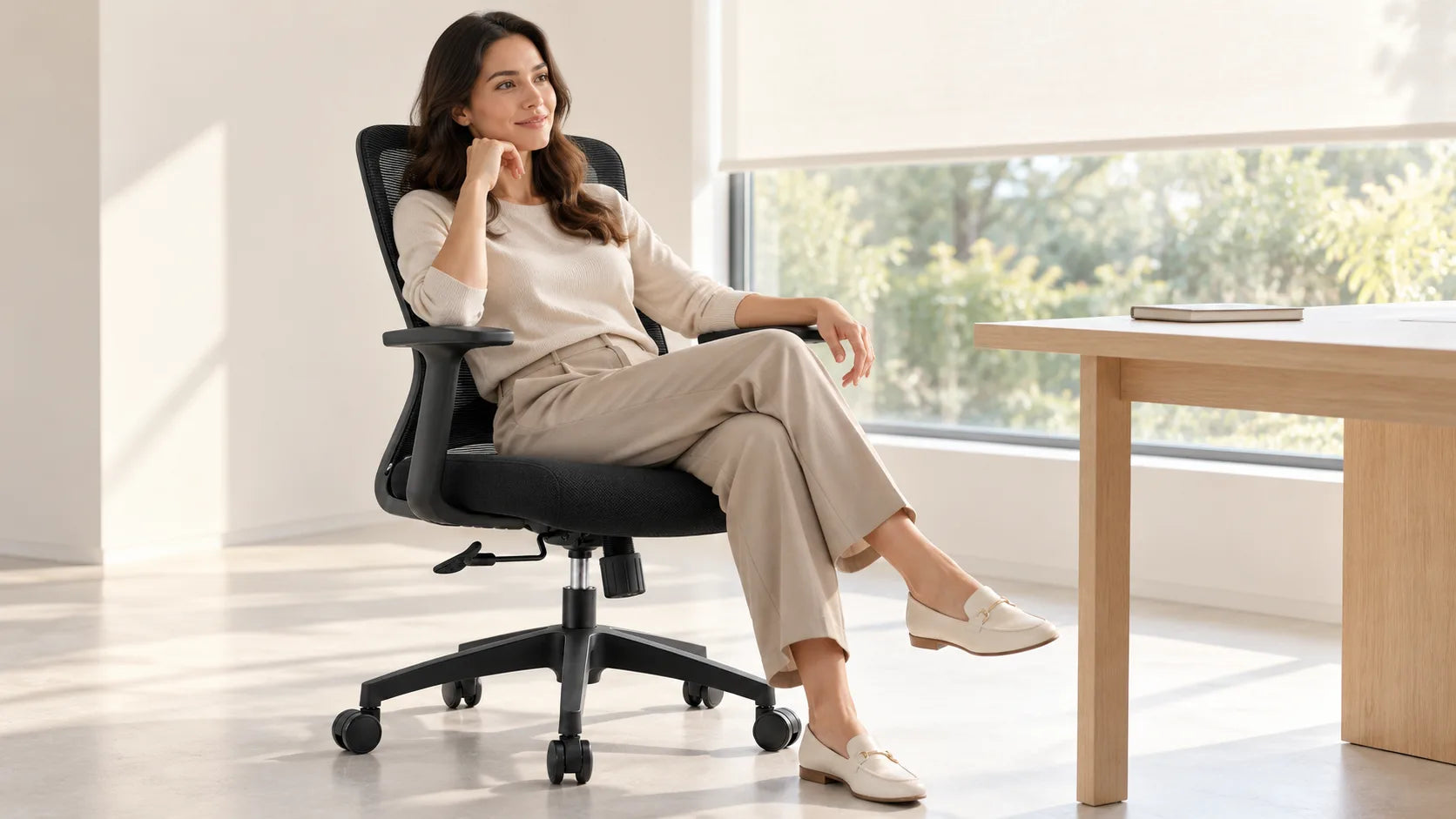De Ergonivo bureaustoel in een lichte studio met tuinzicht