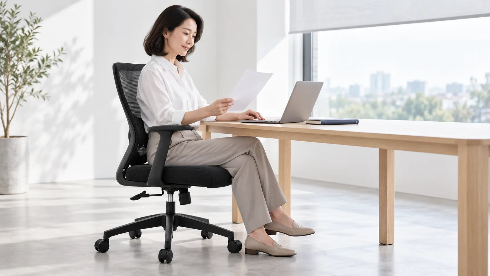 Vrouw bekijkt documenten op de Ergonivo bureaustoel