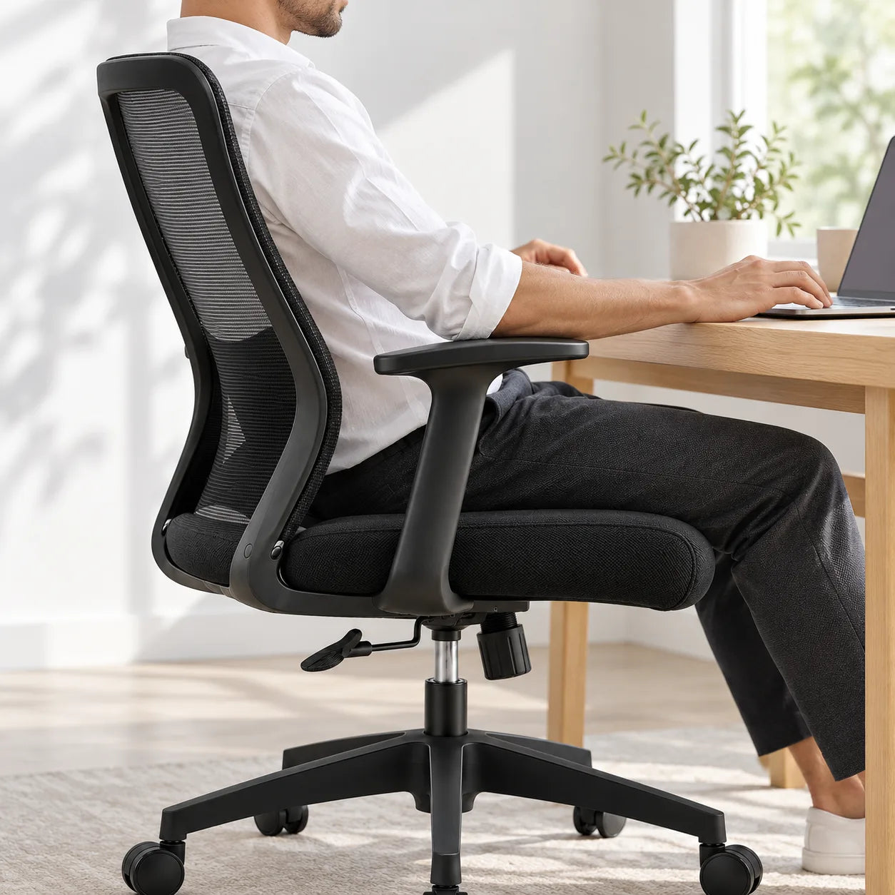 Man werkt op zijn bureau op de Ergonivo bureaustoel